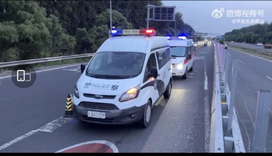 陈海依驾驶警车为救护车开道。图源：房山警方