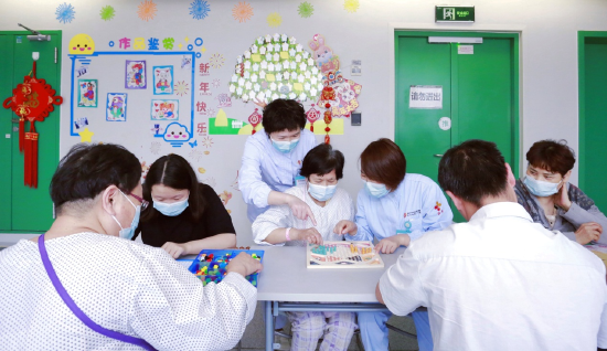 武汉市第一医院甲乳外科病房内,患者们进行娱乐活动