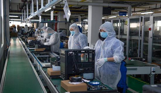 ipason攀升电脑生产线上员工正在作业