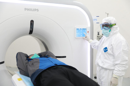 中南医院医学影像科主任徐海波教授在雷神山医院为患者进行ct检查