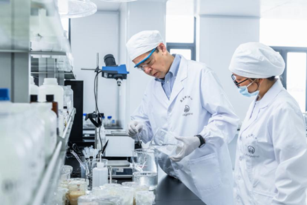 麦吉丽首席科学家梁木利男博士在指导研发测试