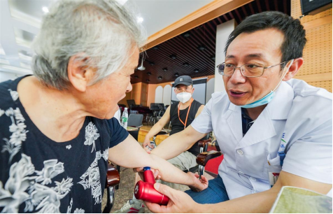 张善纲主任询问居民情况