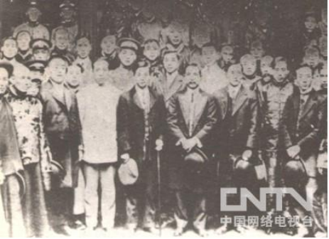 　　1912年10月30日，辛亥革命成功后，主政安徽芜湖的卢纲外高祖父朱祖圻，接待孙中山一行访芜。前排右三为孙中山先生，左三着白衣者为朱祖圻。