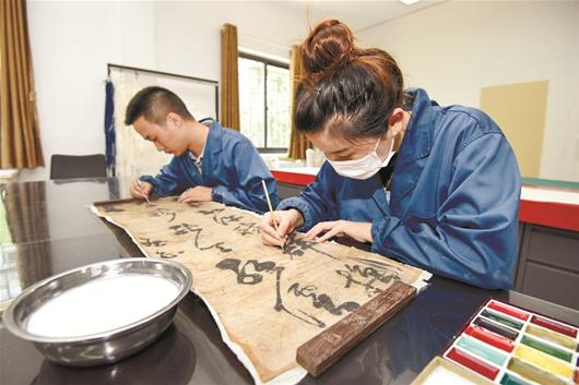 两名文物修复师正在修复书法作品楚天都市报讯(记者高伟 通讯员黄志刚