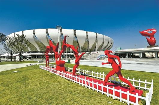 图为奥体中心广场上的雕塑造型