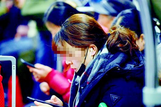 年轻低头族成为颈椎病主力军:有的手术前还在看手机