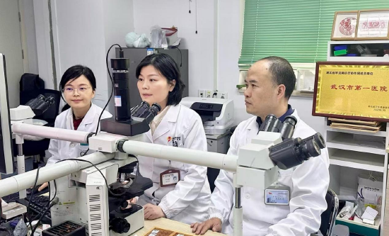 武汉市第一医院皮肤罕见病专家团队在分析探讨病情 通讯员代雨朦 摄