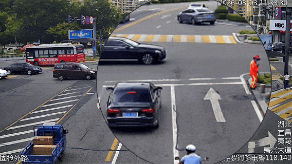 　　▲ 8月，宜昌交警在三峡路路口接到游客求助后，驾驶警用摩托车拉响警笛为载有受伤孩童的面包车开道。