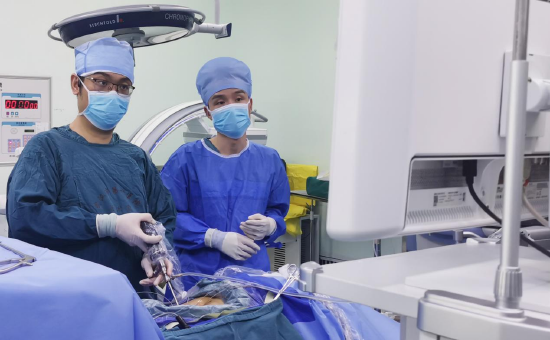 武汉市第一医院骨科负责人、主任医师冯晶为彭婆婆行AUSS手术