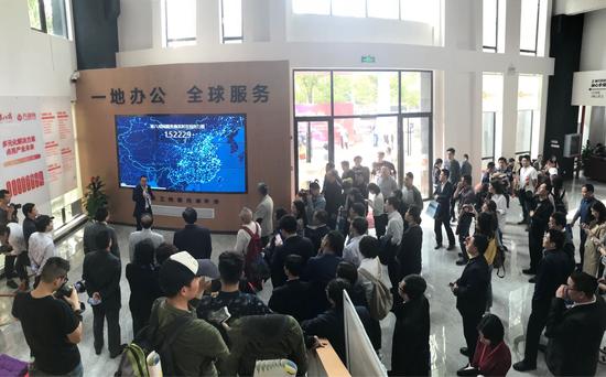 刘川郁在向参会嘉宾介绍猪八戒网实施大数据