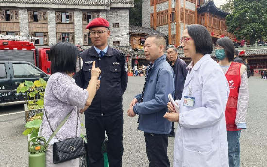 工作人员热情服务游客(刘雪琴 拍摄)