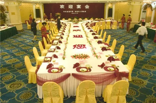 六十周年百年梦想之宜昌市桃花岭饭店创意摆台