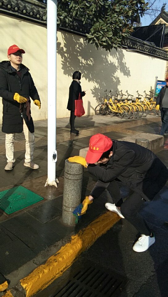 环卫工人为归元禅寺大扫除
