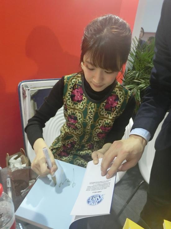 悦悦为特意赶来的《我是大医生》粉丝们签名