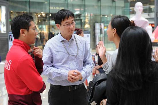 北京医院血管外科李拥军教授在现场为来宾答疑解惑