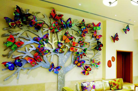 泰康之家燕园大堂内大卫·歌诗坦的作品《生命树》