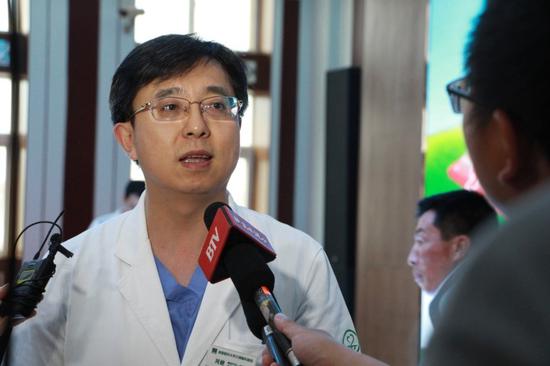 首都医科大学三博脑科医院周健教授在接受媒体采访