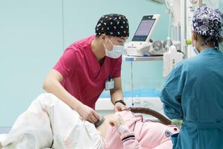 “90后”男助产士一年接生200余名婴儿