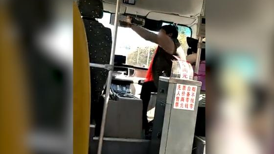 女孩腿伤不让座遭老汉怒扇耳光?警方回应