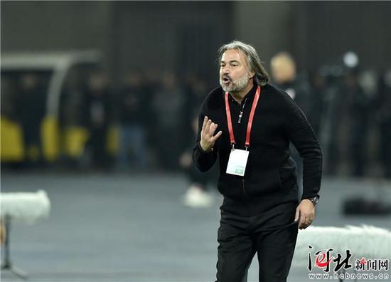3月16日,石家庄永昌主教练亚森在场边指挥比赛.