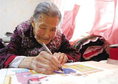 认真画画的徐焕僧老人