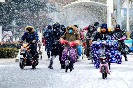 27日夜间到28日, 东南部地区阴有 零星小雪转多云,其他地区多云转晴.