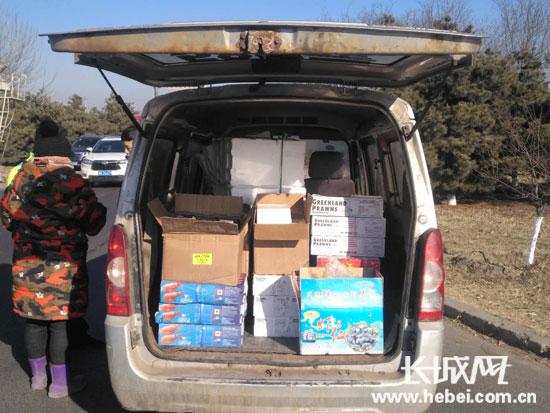 唐山一面包车因客货混装被处罚 车内塞满货物