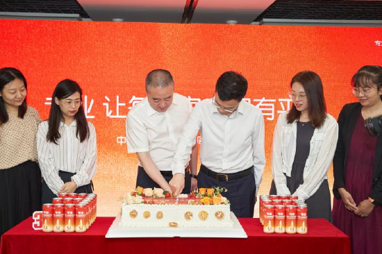 (图片说明:切蛋糕为公司庆生)