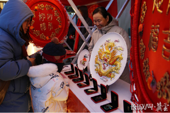 新春走基层·记者在现场丨承德鼎盛元宝街灯会 热辣滚烫