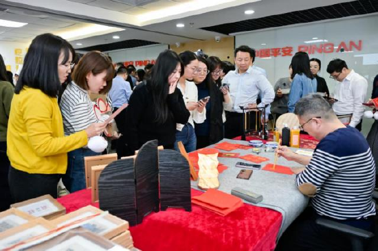 图片：书法送祝福活动区人潮涌动