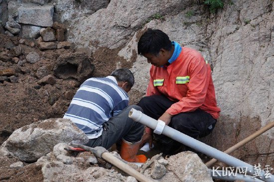  村民正维修自来水管道。长城网·冀云客户端记者 席晓宇 摄