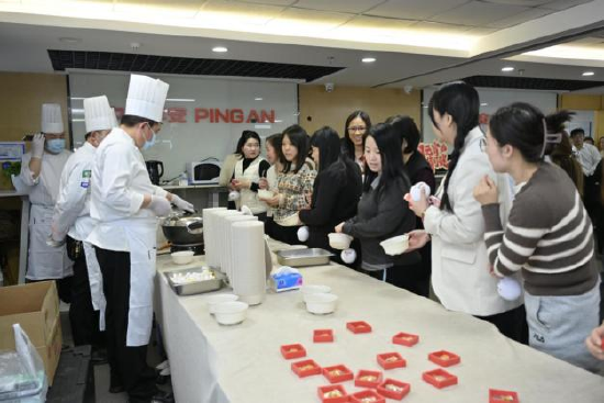 图片：员工们排队领取汤圆