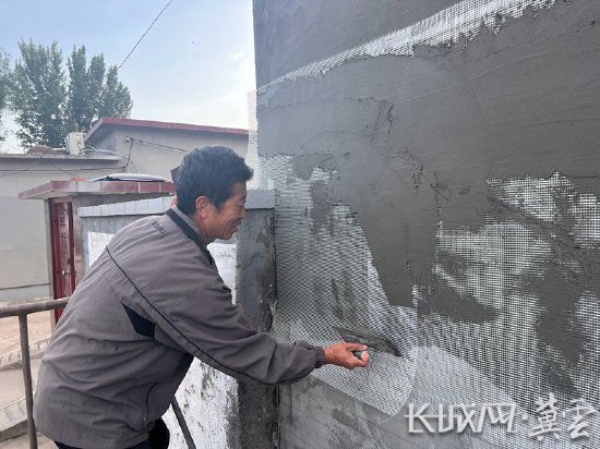  大河南村党员正在修缮房屋。长城网·冀云客户端记者 熊睿琦 摄
