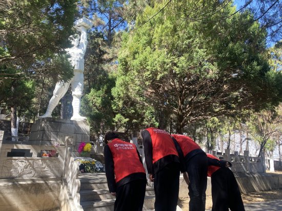 （图片说明：平安产险承德中心支公司开展清明节祭奠革命先烈志愿服务活动）