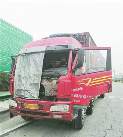 货车没挡风玻璃还上高速 敞篷车把司机冻得直哆嗦