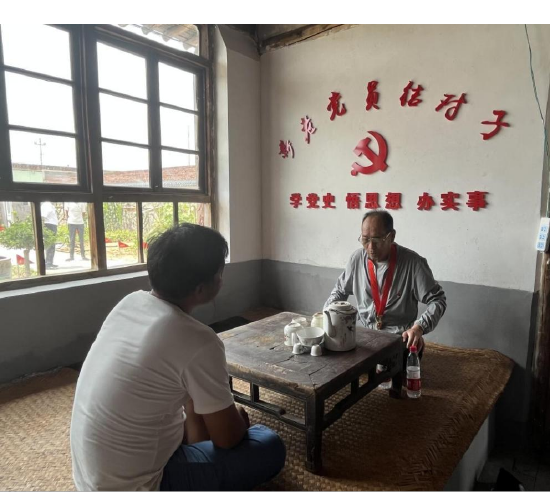 ▲乡贤志愿者调解邻里纠纷