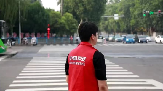 (图片说明:志愿者服务场景)
