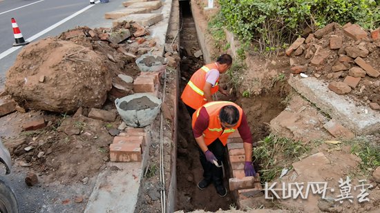 施工人员正在对排水方沟、边涵、泄水槽等进行维修。 永清县交通运输局 供图