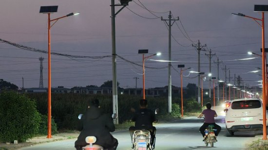 （示范路夜间现场照片）
