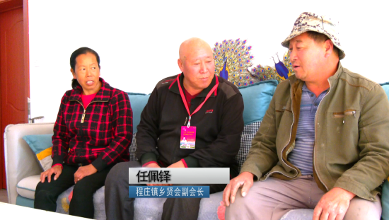 ▲程庄镇乡贤志愿者任佩铎提前到要办喜事村民家中当参谋