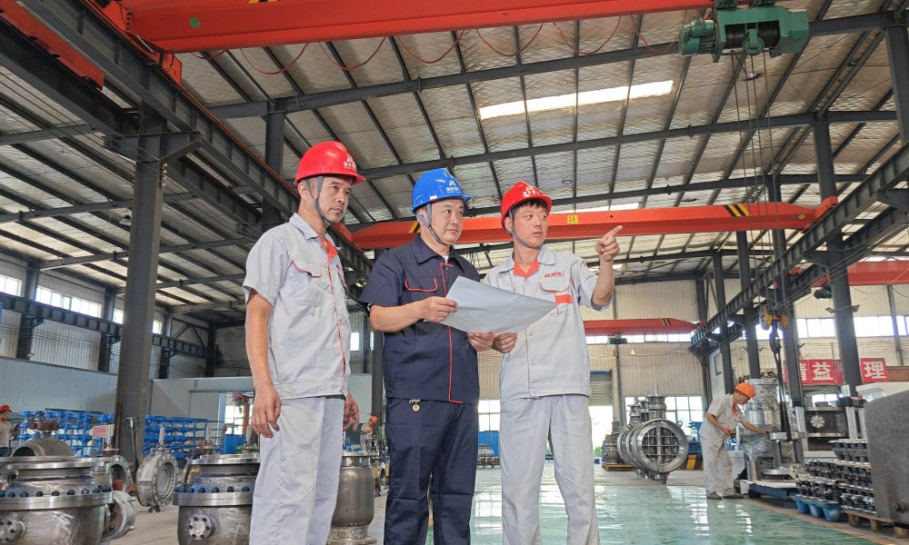 企业引进人才 不断科技创新 开发新产品 邢建设 摄