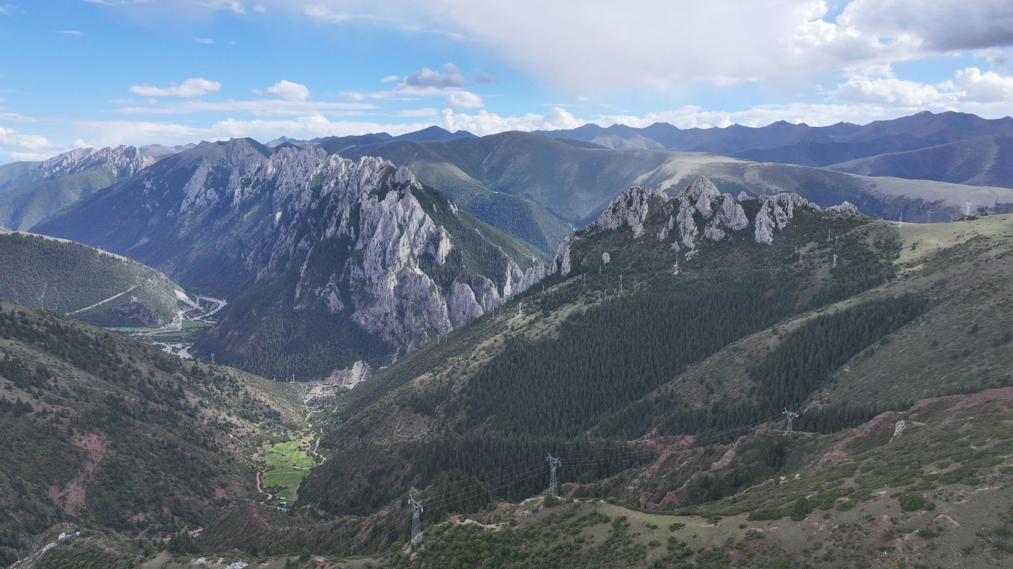 线路沿途海拔高，山势起伏落差大，沟壑密布纵横交错，施工条件极差。