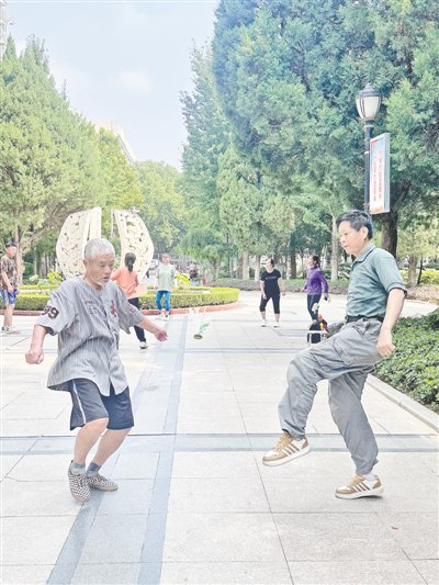 球友们一起花式踢毽球 本报记者 李嘉琦 摄