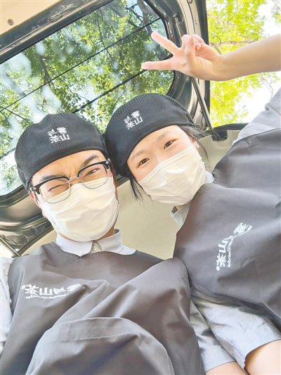 李昊铮夫妻俩的小日子越过越甜