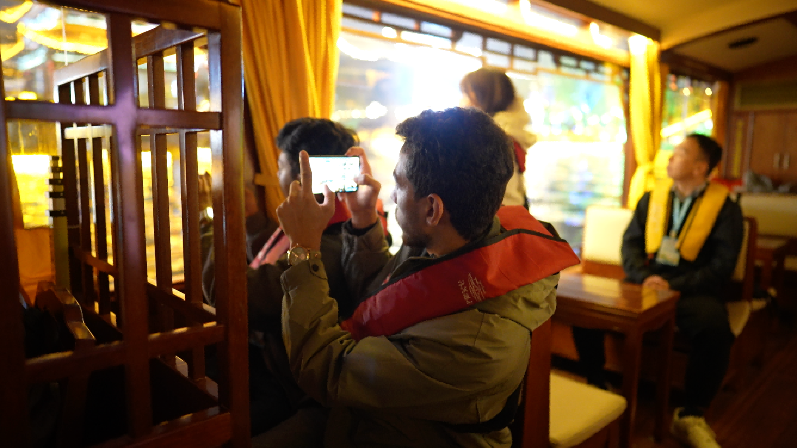 采访团在汴河游船上拍照打卡。