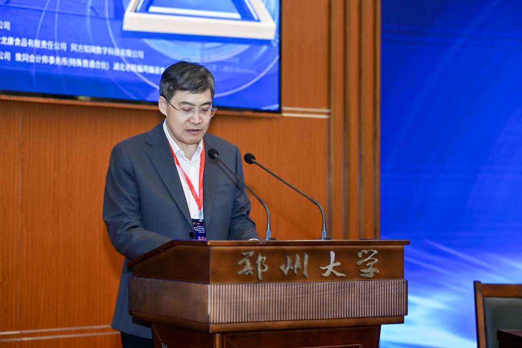 郑州大学党委常委、副校长王海杰主持