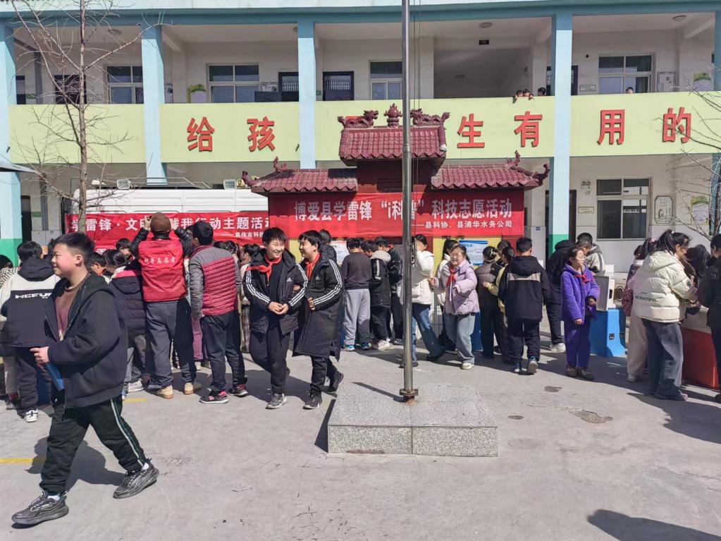 焦作市科协组织科普大篷车走进中小学
