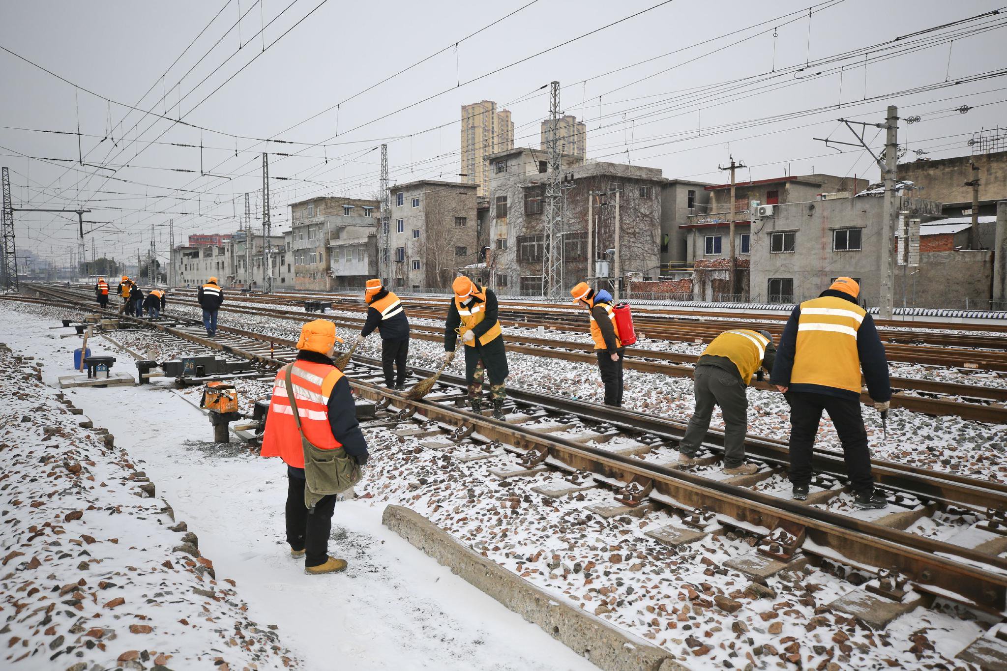 图6:2024年2月2日,南阳工务段职工对道岔进行精准降雪清理。