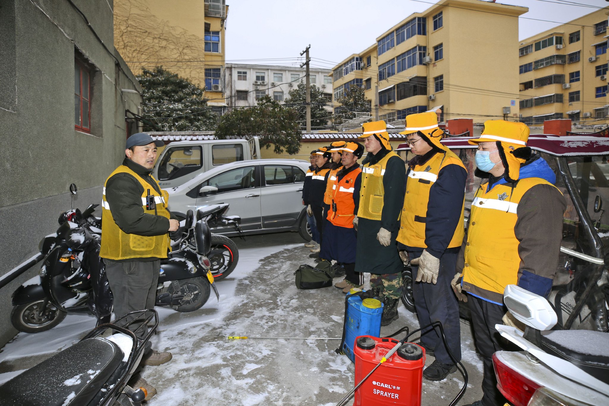 图1:2024年2月2日,南阳车间主住在入网前对职工进行提示安排教育。
