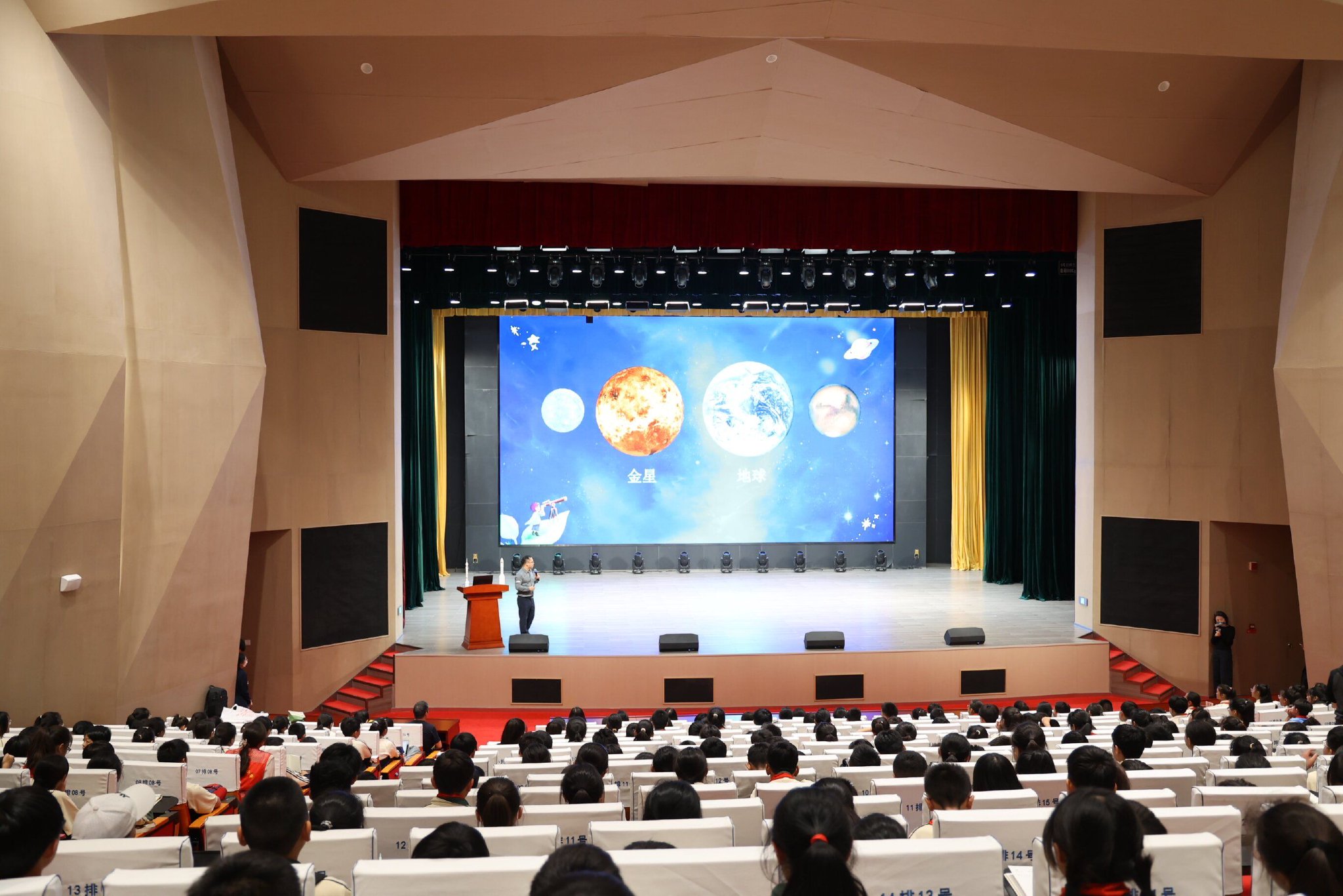 中国航天日:千名小学生在科技馆放飞气动火箭